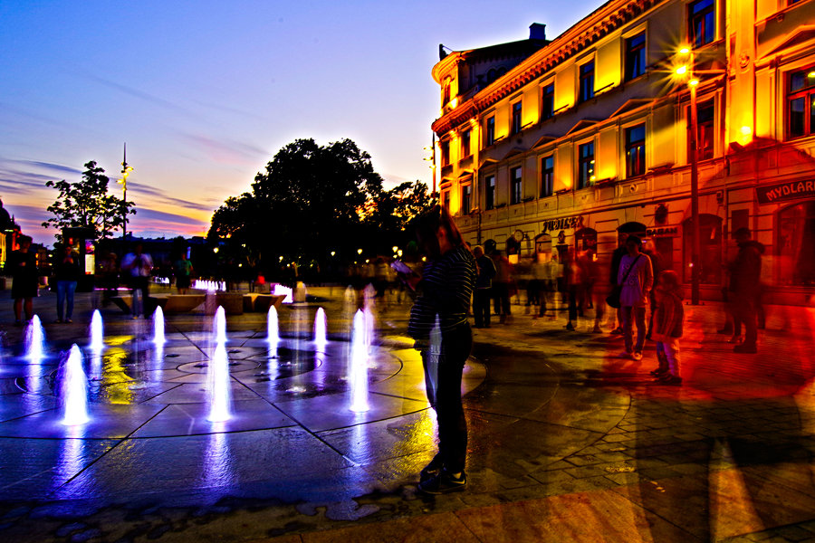 Krakowskie Przedmieście w Lublinie - mała fontanna nocą