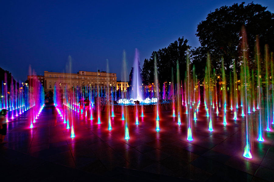 Świetlista woda fontanny niedaleko Hotel Mercure Lublin