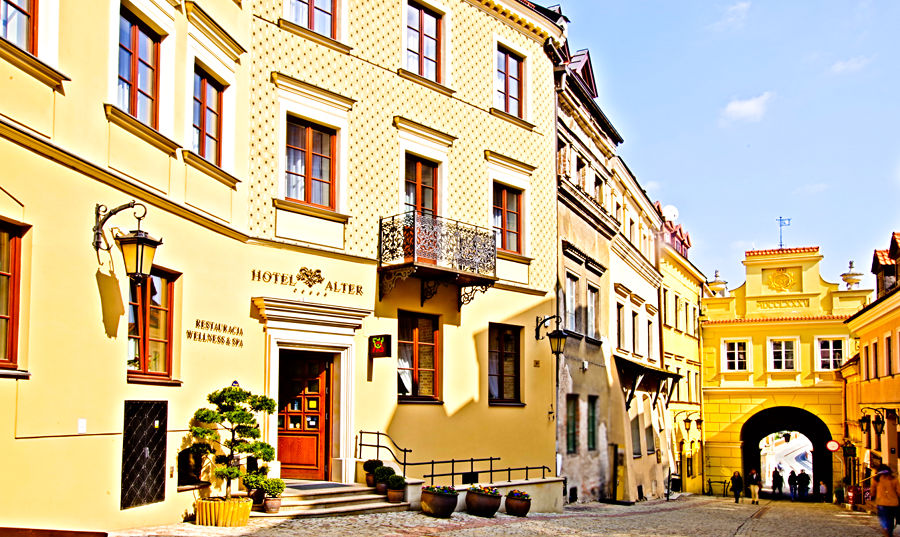Zdjęcie zbliżone na Hotel Alter i Bramę Grodzką w Lublinie