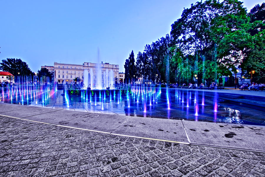Pastelowe kolory fontanny nieopodal Hostelu Królewska