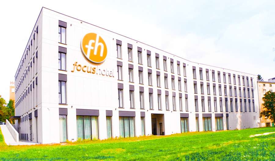 Focus Hotel Premium Lublin - widok z boku na fasadę, do galerii zdjęć