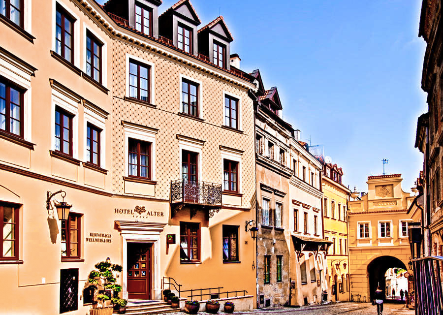 Hotel Alter w Lublinie z Bramą Grodzką na dalekim planie - zdjęcie do galerii