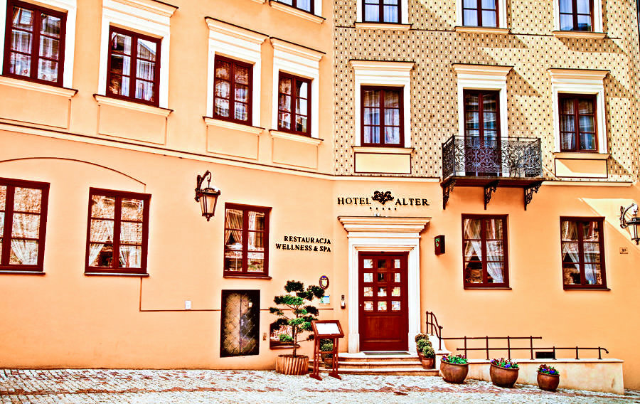 Frontonik Hotelu Alter w Lublinie, do galerii zdjęć