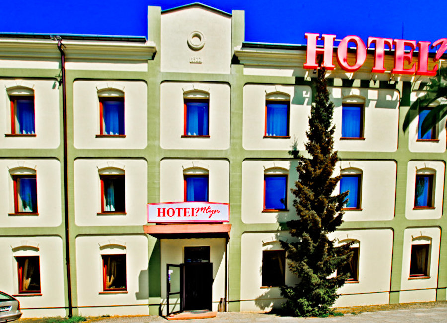 Hotel Młyn w Lublinie - fasada z bliska, na zdjęciu do galerii
