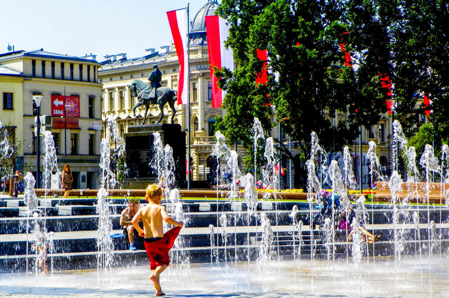 Wodne zabawy przed IBB Grand Hotelem Lublinianka i Restauracją Nieznana - zdjęcie do galerii