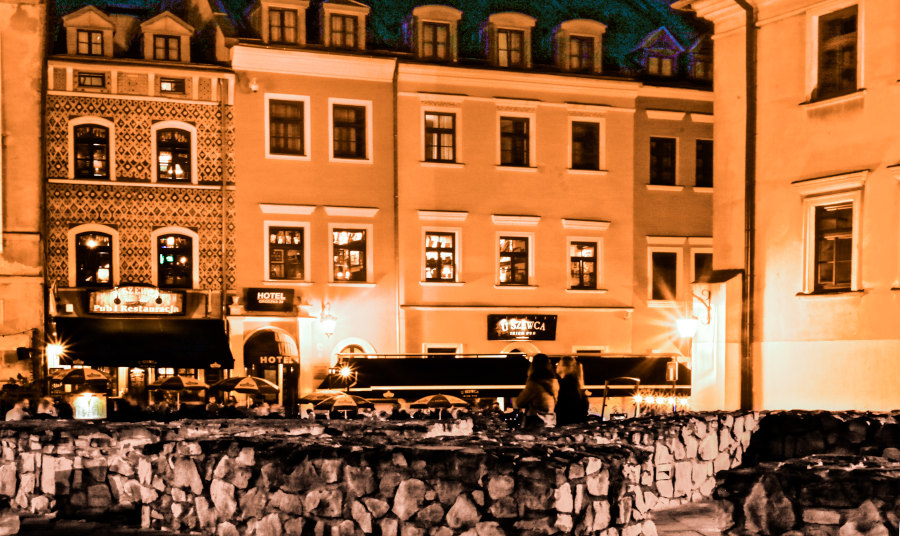Nocny widok z daleka na Hotel Grodzka 20 w Lublinie, do galerii zdjęć