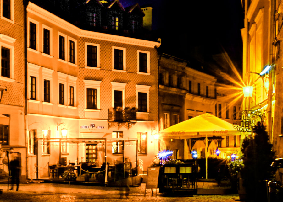 Alter Hotel Lublin z ogródkiem restauracji, nocą - zdjęcie do galerii