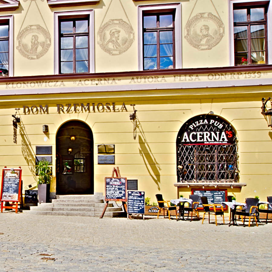 Restauracja Pizza Pub Acerna's na Starym Mieście w Lublinie, na zdjęciu galerii