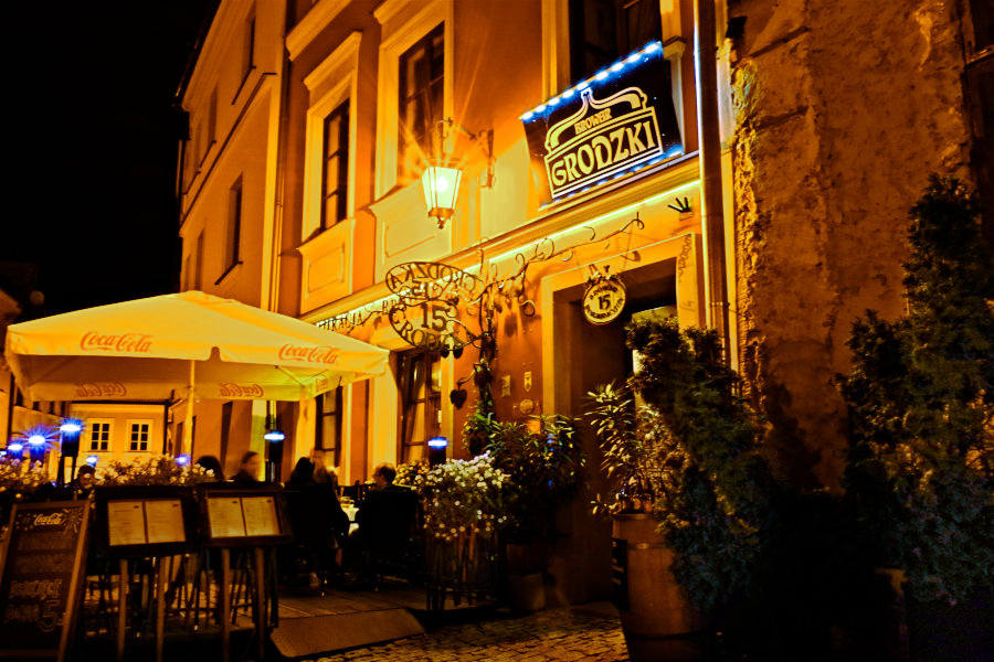 Browar Grodzki - Restauracja Grodzka 15 w Lublinie, wieczorem - zdjęcie do galerii