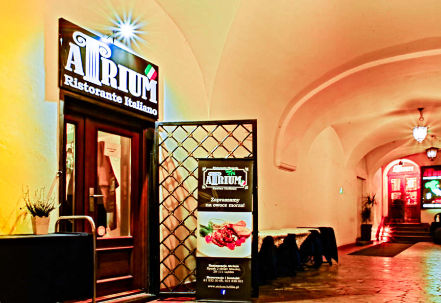Wejście Atrium Ristorante Italiano na Starym Mieście w Lublinie, na zdjęciu galerii Foto-hotel.pl