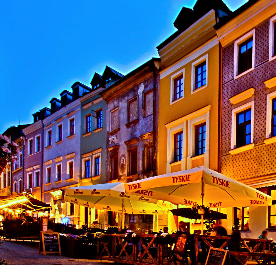Restauracja Qulturalna w Lublinie na zdjęciu nocnym do galerii