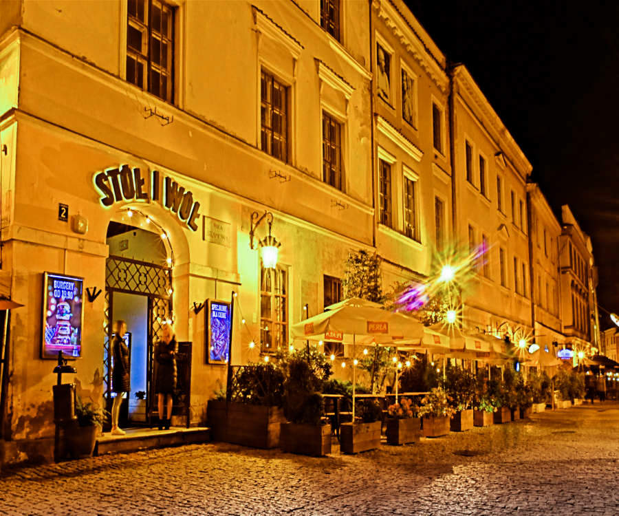 Restauracja Stół i Wół, na Starym Mieście w Lublinie, wieczorem - zdjęcia do galerii