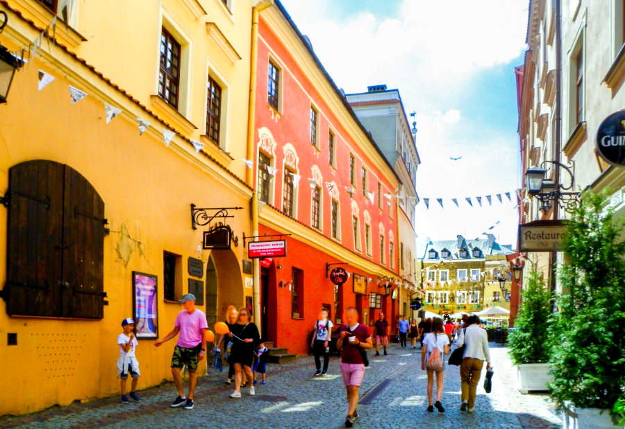 Ulica Grodzka tuż obok Rynku w Lublinie i pizzerii Trakt Królewski - zdjęcie do galerii