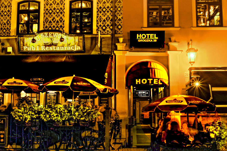 Kolacja gości Hotelu Grodzka 20 w Pubie U Szewca w Lublinie - zdjęcie do galerii
