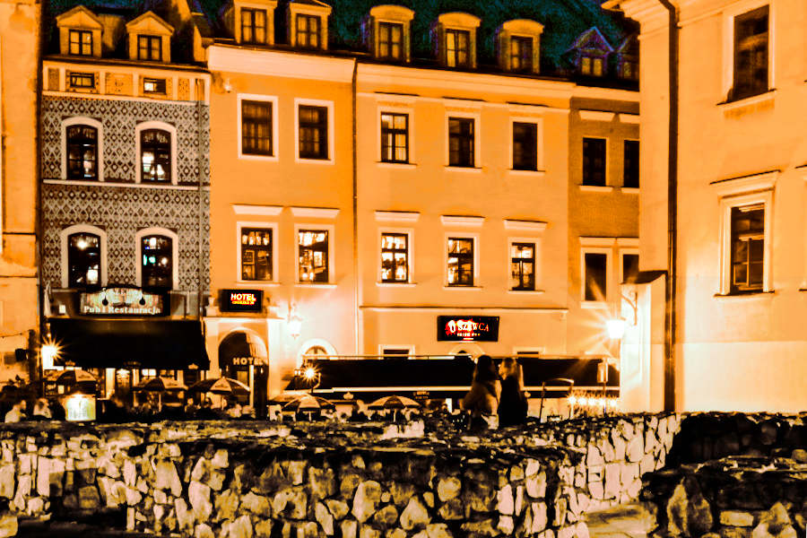 Nocny widok na Hotel Grodzka 20 i Pub U Szewca w Lublinie - zdjęcie do galerii