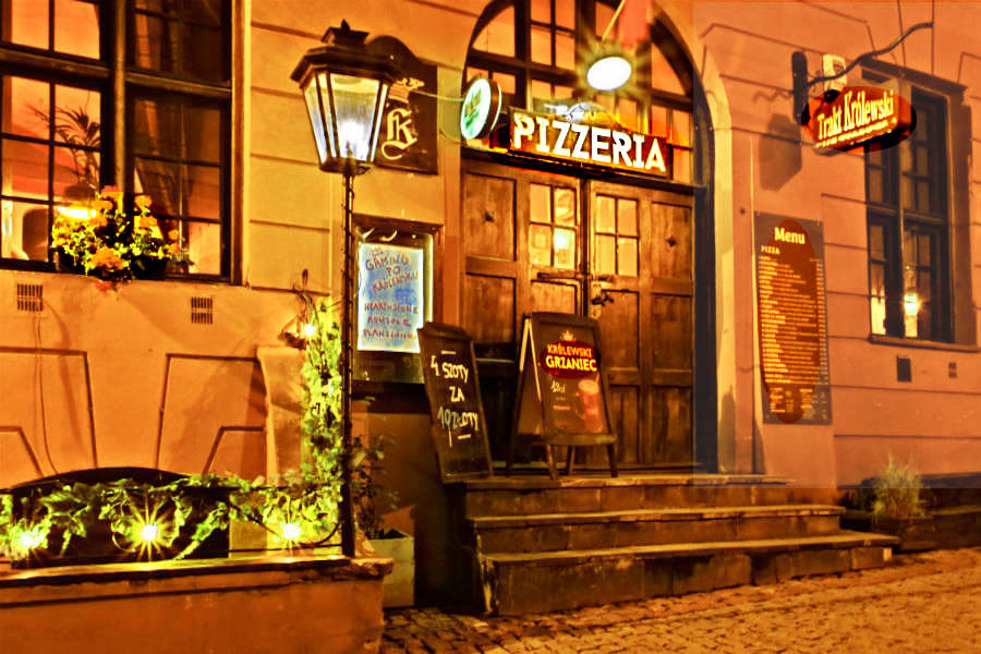 Pizzeria restauracja Trakt Królewski w lublinie, wczesną nocą -zdjęcie do galerii