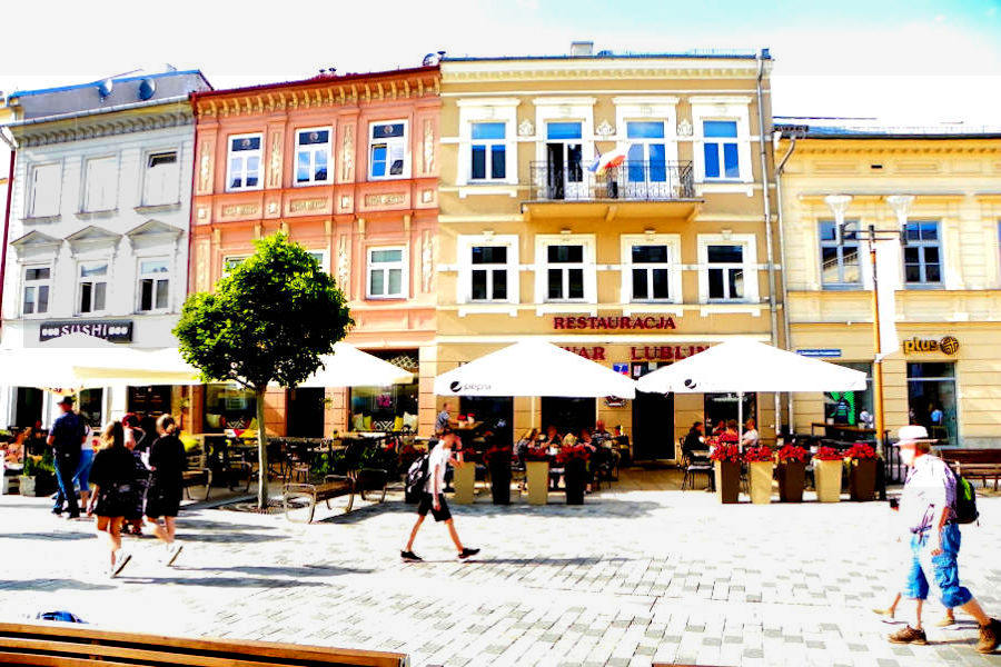 Restauracja Browar Lublin w pasażu zabytkowych kamienic na zdjęciu galerii