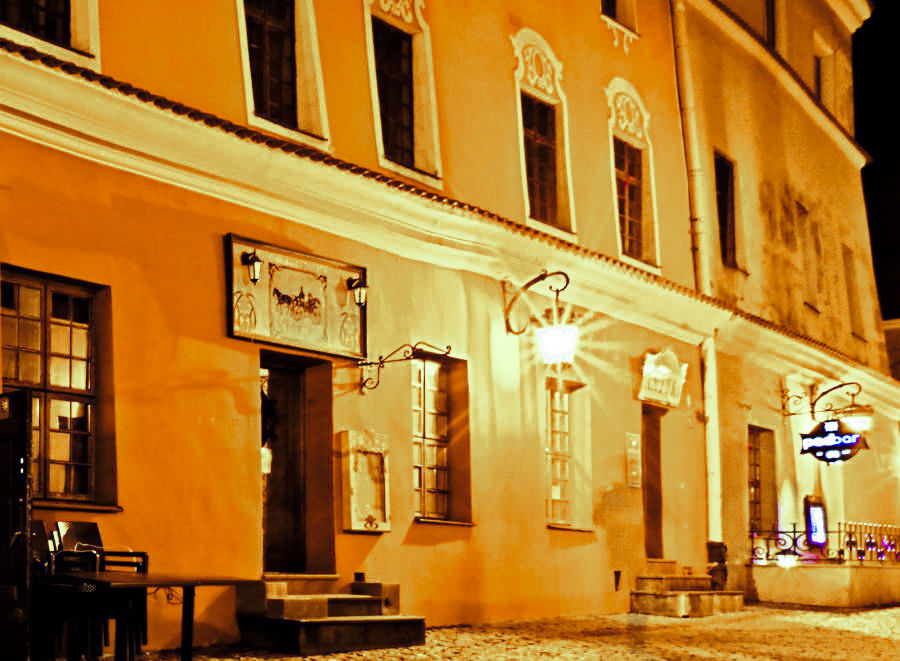 Restauracja Zaczarowana Dorożka w Lublinie, późną nocą - zdjęcie do galerii