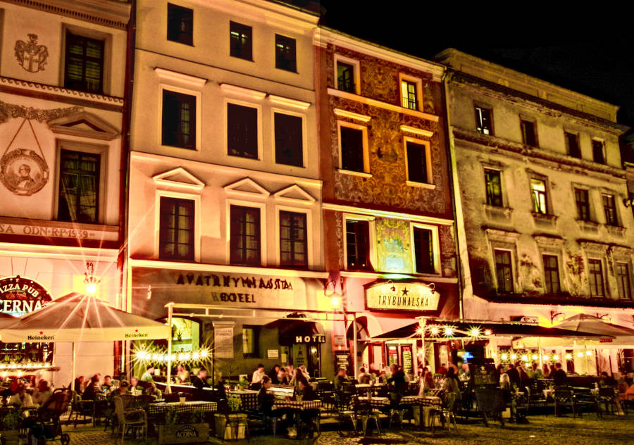 Nocny widok na pierzeję zachodnią Rynku w Lublinie z Hotelem Trybunalska - zdjęcie do galerii