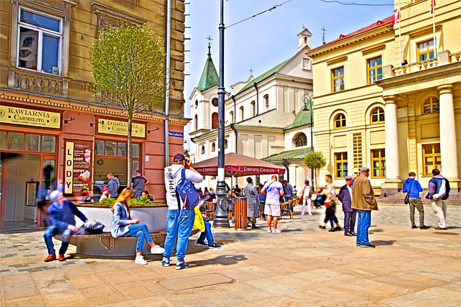 Turyści przed lodziarnią i apartamentami Carmelito w Lublinie - zdjęcie do galerii
