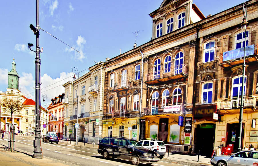 Apartamenty Królewska w Lublinie z ratuszem na ostatnim planie - zdjęcie do galerii