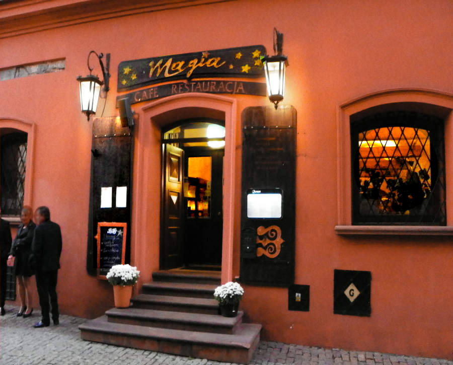 Goście Apartamentów Magia w Lublinie przed Restauracją Magia -zdjęcie do galerii