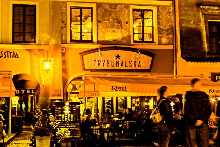 Restauracja Trybunalska City Pub w Lublinie z wejściem do hotelu - zdjęcie do galerii