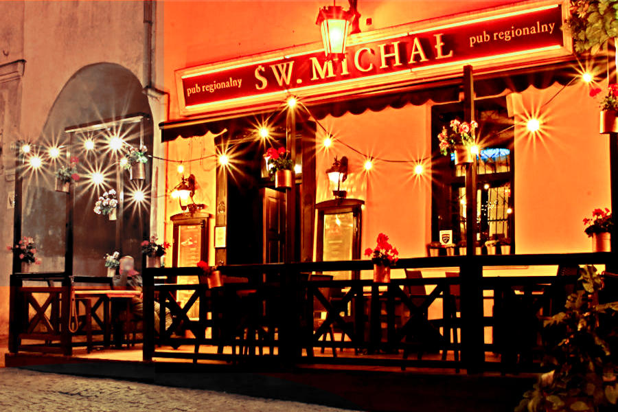 Św. Michał, pub regionalny w Lublinie, nocą - zdjęcie do galerii
