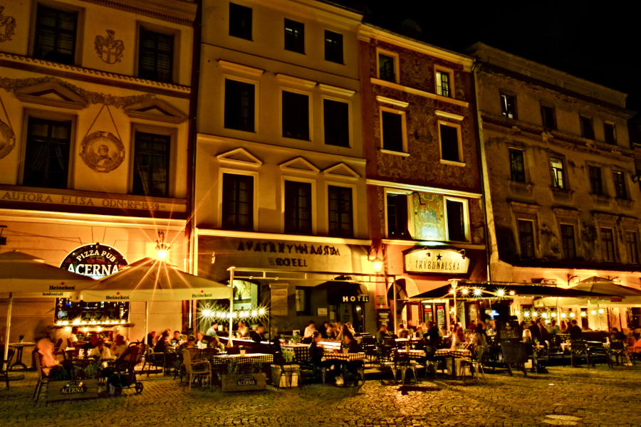 Restauracja Pizza Pub Acerna's w nocnej scenerii Rynku w Lublinie - zdjęcie do galerii