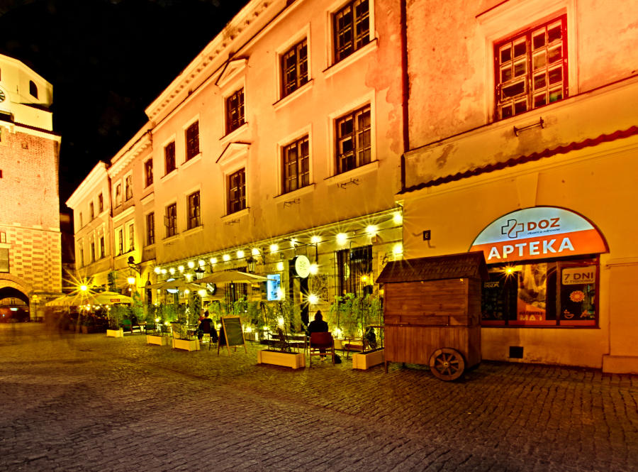 Święty Spokój Music Cafe przy Bramie Krakowskiej w Lublinie, nocą, na zdjęciu do galerii