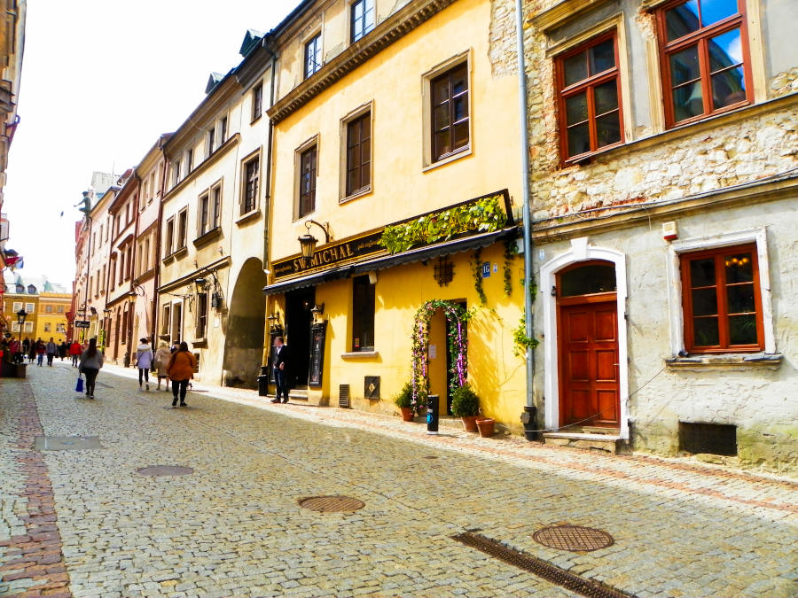 Restauracja Queen Mama w Lublinie, z rynkiem w tle - zdjęcie do galerii