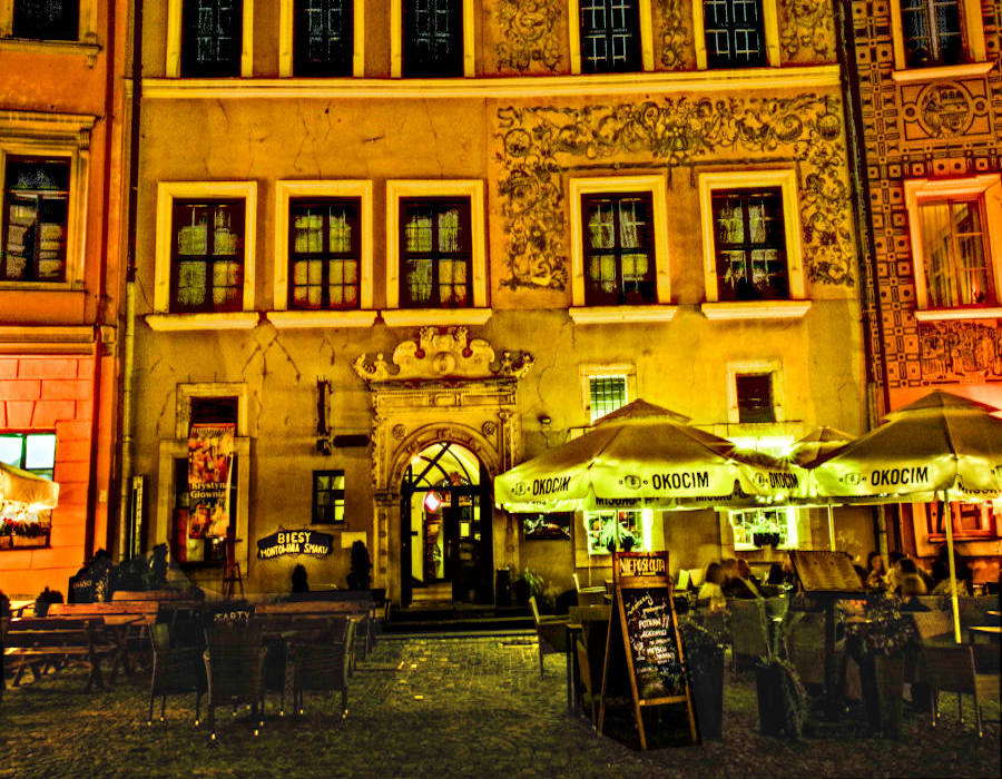 Restauracja Biesy w Lublinie późnym wieczorem