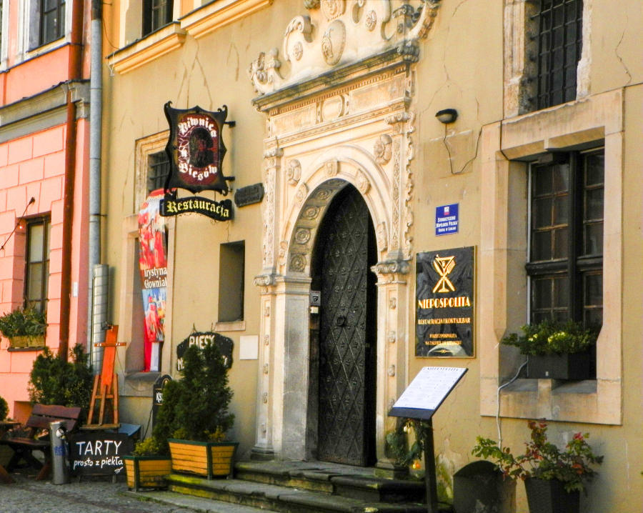 Frontonik nad wejściem do Restauracji Niepospolita w Lublinie - zdjęcie do galerii