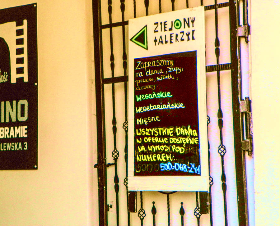 Reklama restauracji Zielony Talerzyk na bramie przy ul.Królewskiej - zdjęcie do galerii