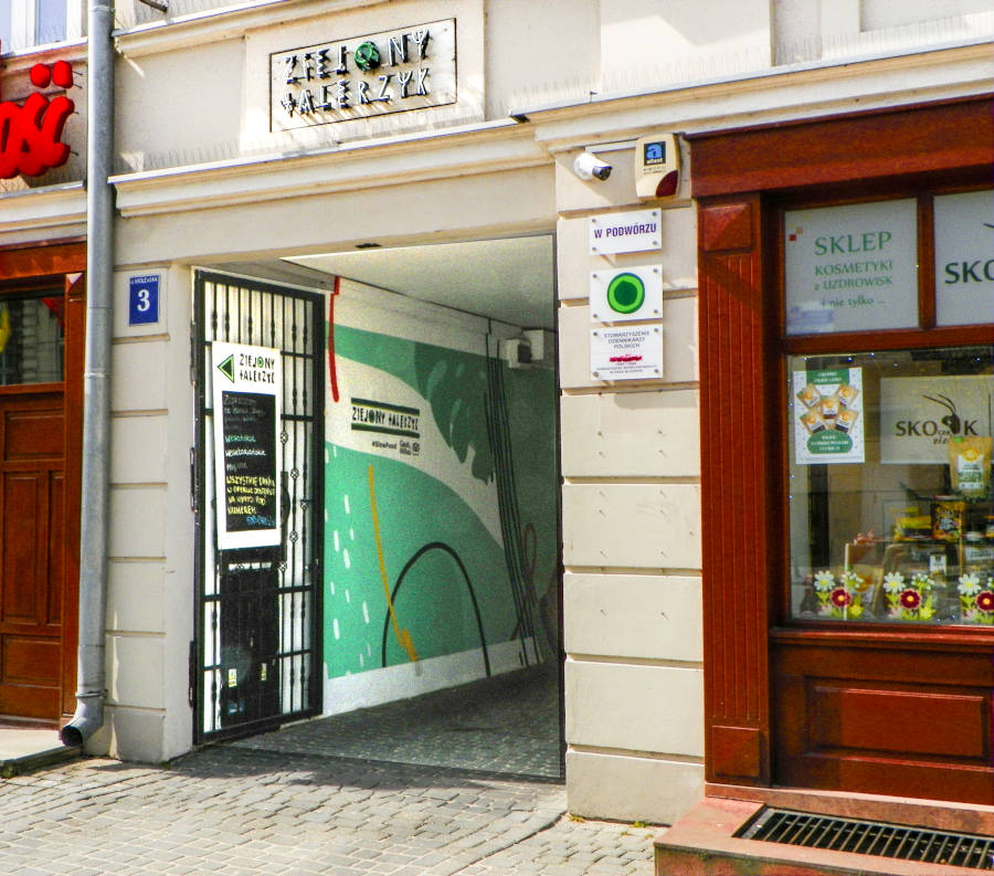 Szyld restauracji Zielony Talerzyk nad bramą przy ul.Królewskiej 3 w Lublinie - zdjęcie do galerii