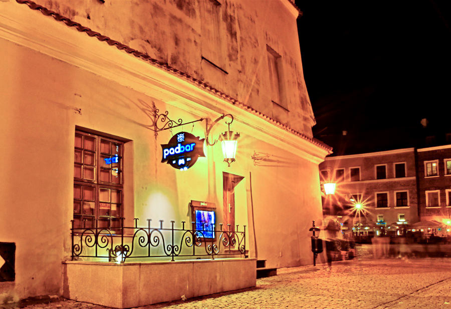 Pub klub Padbar w Lublinie, późną nocą - zdjęcie do galerii