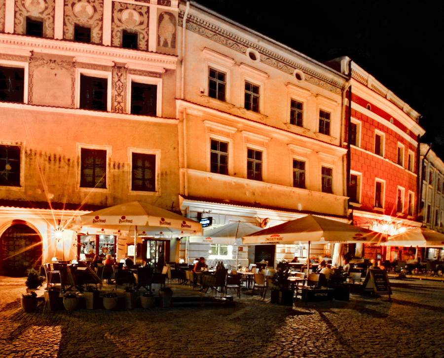 Pierzeja północna Rynku w Lublinie, z naleśnikarnią i kawiarnią Zadora, wczesną nocą - zdjęcie do galerii