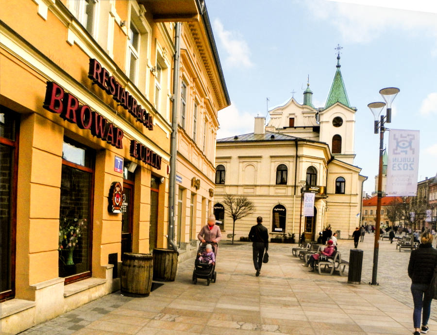 Restauracja Browar Lublin i kościół z XV wieku, do galerii zdjęć