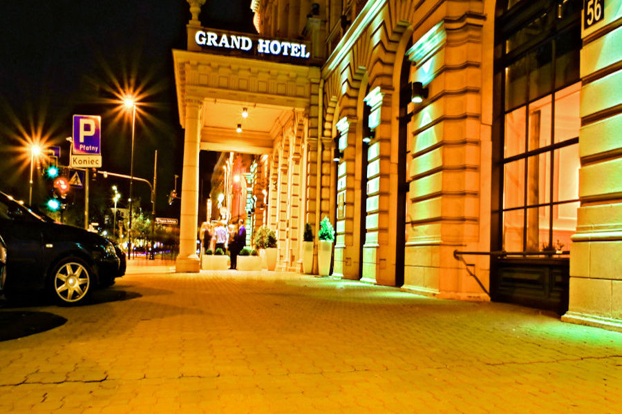 Goście weselni przed Restauracją Nieznana IBB Grand Hotelu Lublinianka - zdjęcie do galerii