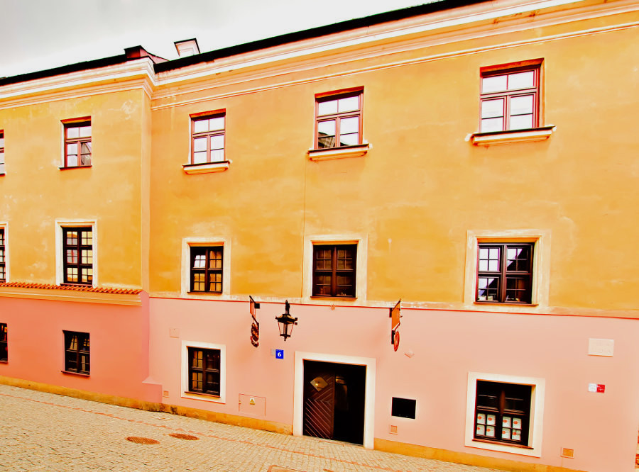 Fronton kamienicy z Apartamentami Numer 6 w Lublinie - zdjęcie do galerii