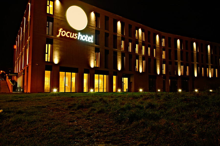 Focus Hotel Premium Lublin na zdjęciu nocnym do galerii