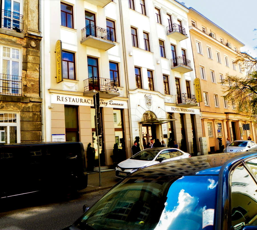 Goście przed Hotelem Wieniawski w Lublinie - zdjęcie do galerii