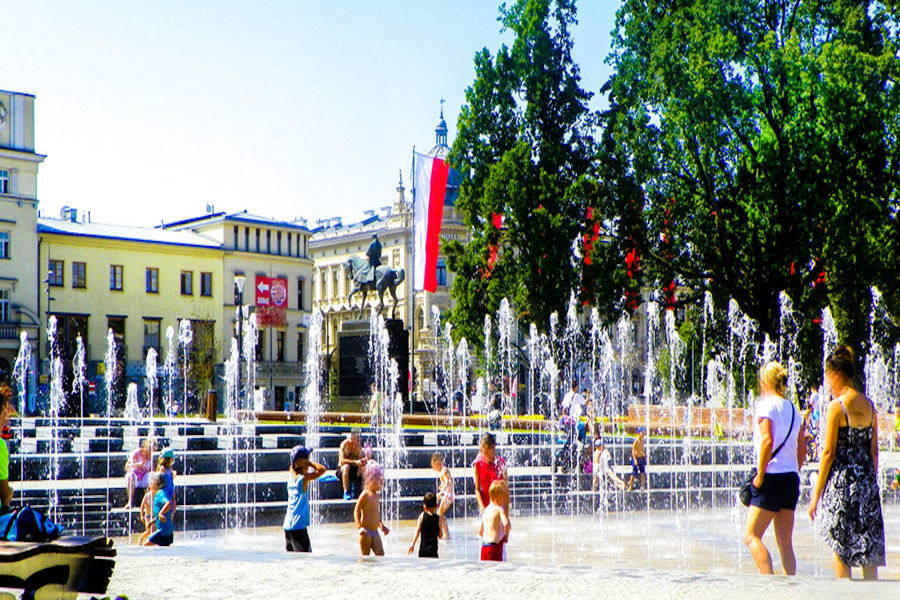 Kąpiel w fontannie przy Hotelu Lublinianka - zdjęcie do galerii