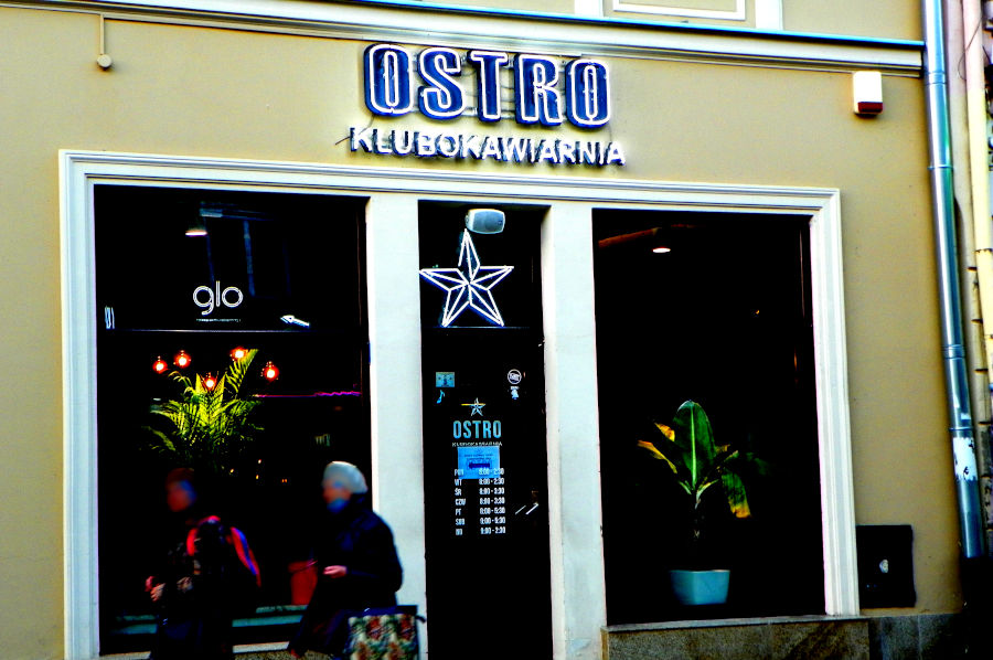 Wejście klubokawiarni i bistro Ostro w Lublinie - zdjęcie do galerii