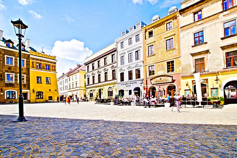 Rynek w Lublinie z pizzerią i restauracją Atrium na dalekim planie - zdjęcie do galerii
