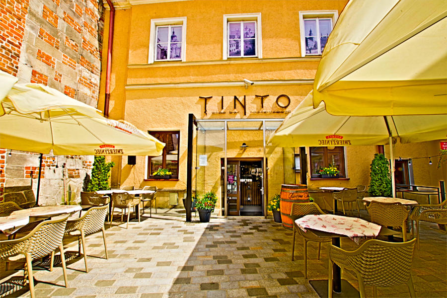 Fasada kamienicy z restauracją Tinto Wine Bar w Lublinie - zdjęcie do galerii