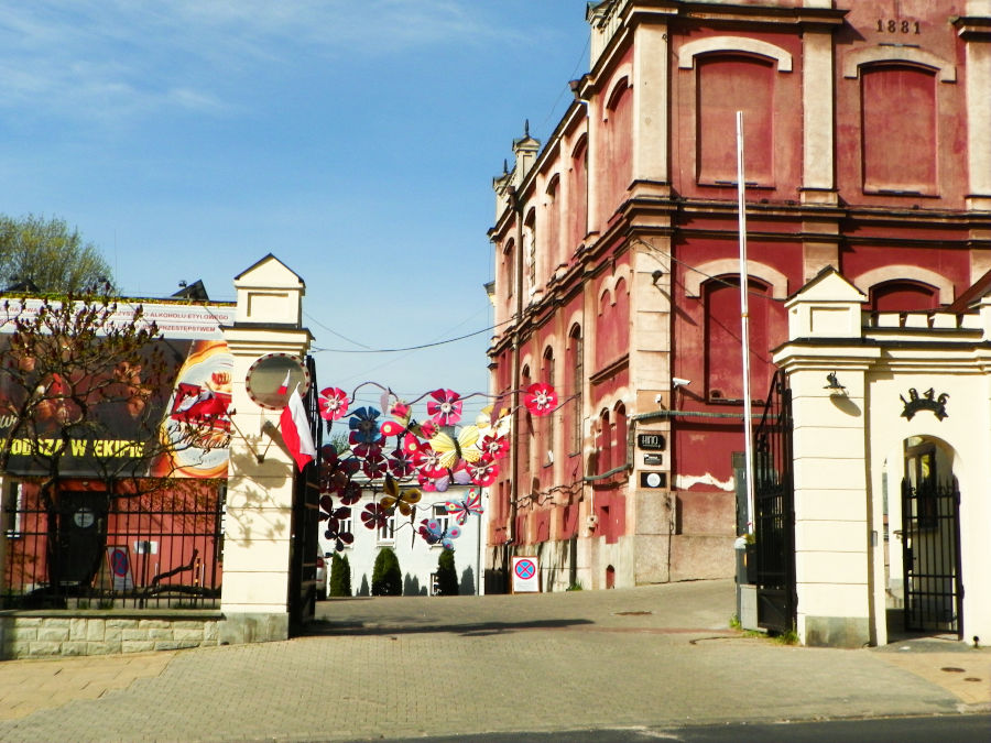 Brama wjazdowa do siedziby zabytkowego obiektu Browaru Perła w Lublinie -zdjęcie do galerii