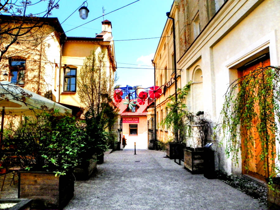 Widok z podwórka Browaru Perła w Lublinie, na zabytkowe obiekty poklasztorne - zdjęcie do galerii