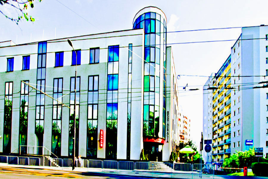 Hotel Forum Lublin - widok z boku na zdjęciu do galerii