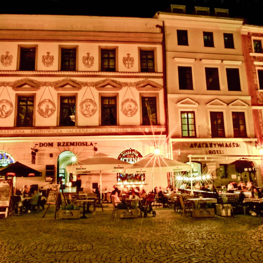 Pizzeria Pizza Pub Acerna's nocą - zdjęcie do menu